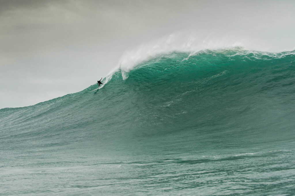 Eric Rebière en una ola gigante