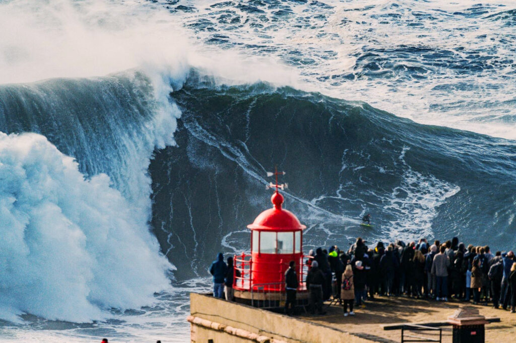 Vista de la ola de Nazaré desde el faro