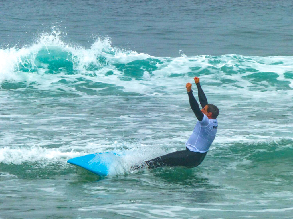 Un alumno de la Eric Rebière Surf Academy disfrutando de la sensación de sufear sus primeras olas en Mar de Fora