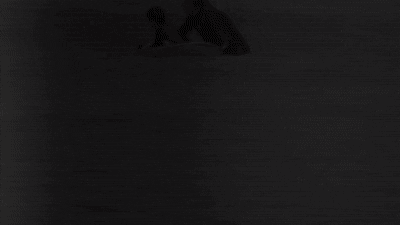 Eric Rebière enseñando a surfear a un niño en la playa de Mar de Fora